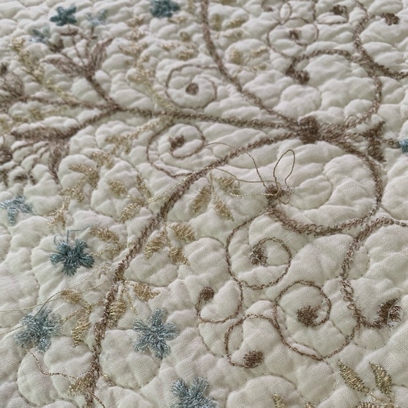 Home Classics Queen Quilt With Shams & Accent Pillow - Picture 11 of 11